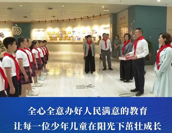渝中区委书记、区长谢东在“六一”国际儿童节前调研并看望师生