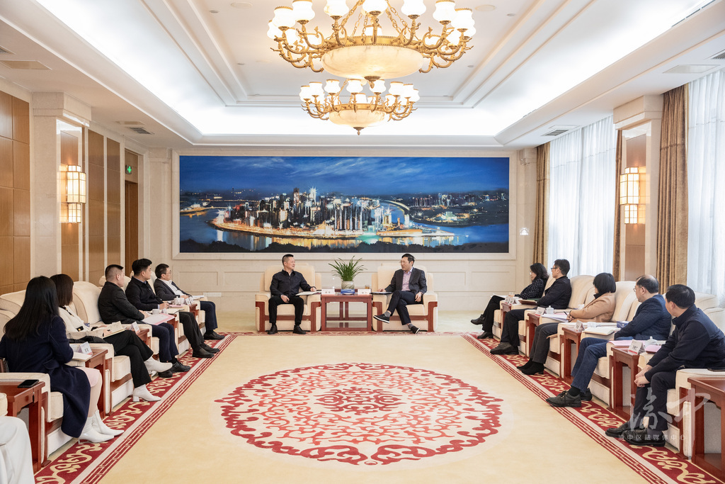 渝中区委副书记、区长谢东走访中国人民银行重庆市分行