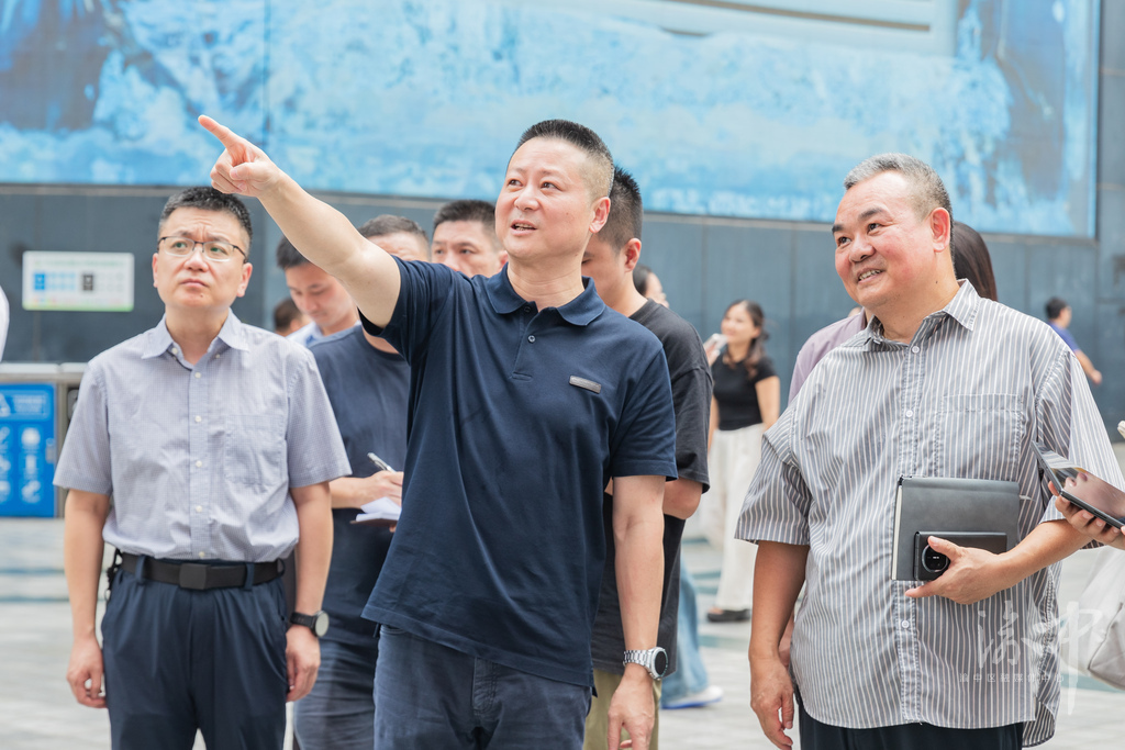 渝中区委副书记、区长谢东调研公共区域导视系统提升工作时强调：持续优化城市公共服务 营造更加便捷舒适的出行环境