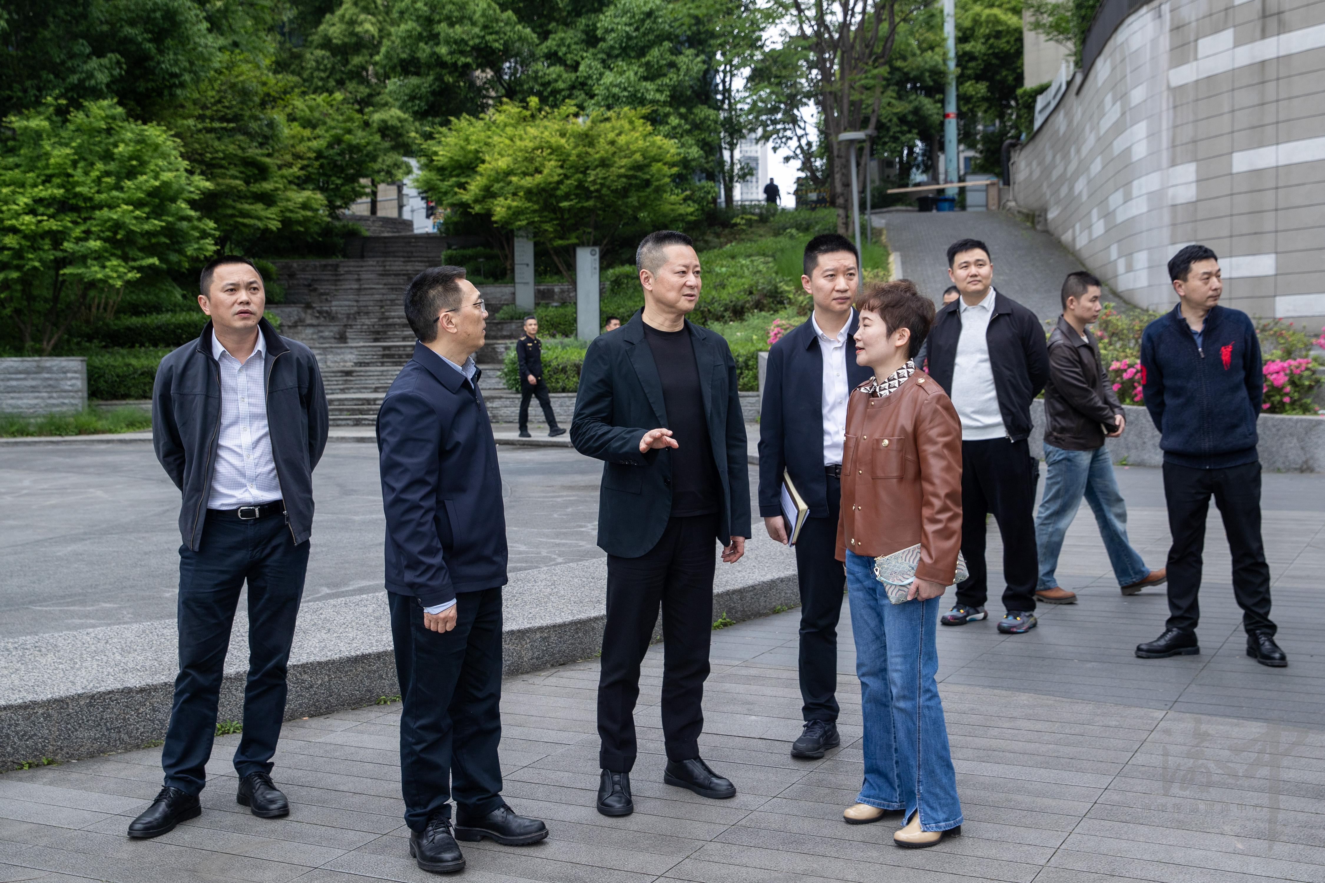 渝中区委书记、区长谢东在调研国际品质消费工作时强调：打造国际消费“最品质”“最前沿”“最山城”“最活力”四张名片 加速建设更具辨识度影响力的国际消费中心城市核心区