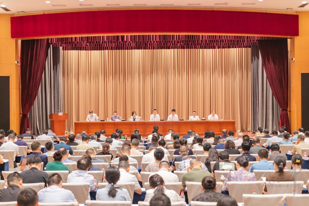 渝中区委书记谢东在全区街道党工委书记和部门一把手2026年第三次季度例会上强调：锚定目标 坚定信心 鼓足干劲 唯实争先 奋力交出三季度经济社会发展高分报表 何渡出席