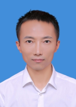 袁家岗社区党委书记、居委会主任胡伟.jpeg