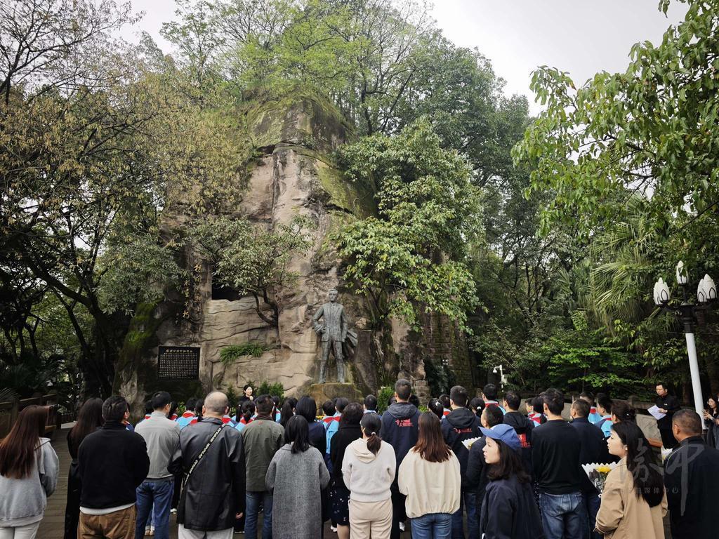 网络中国节·清明】国际村社区:缅怀革命先烈 汲取奋进力量.jpg