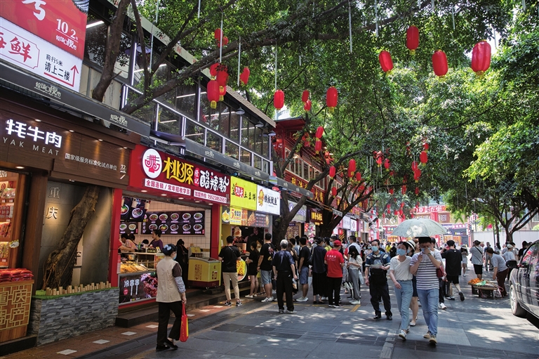 "五一"期间,市民,游客在八一路好吃街品尝美食.
