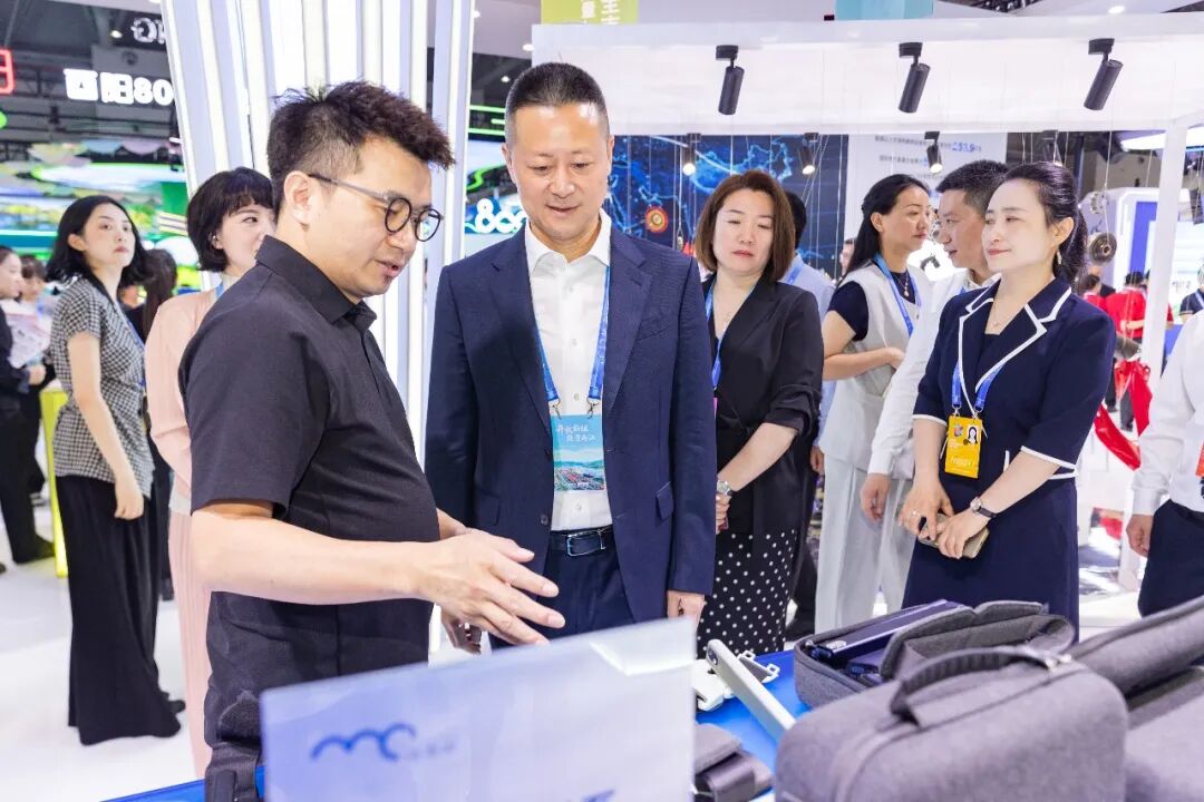 渝中区委书记、区长谢东到西洽会渝中展馆巡馆。.jpg
