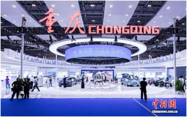 图为第八届西洽会现场,观众参观重庆馆。黄维正 摄.jpg