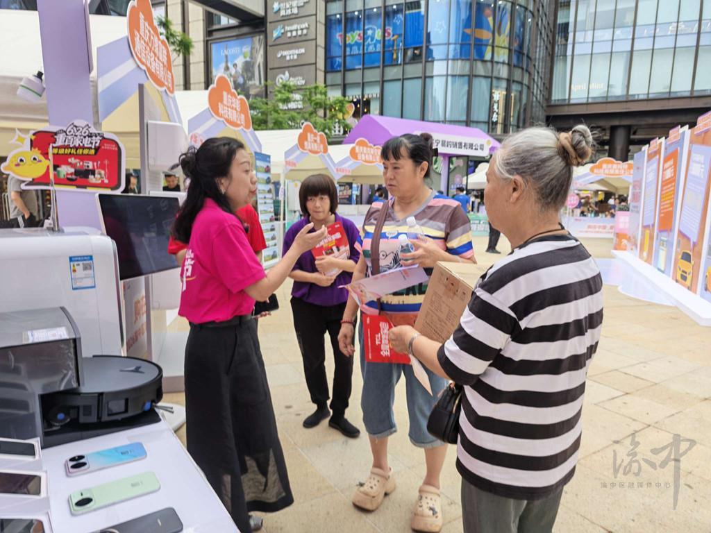 市民在企业展区挑选商品。.jpg