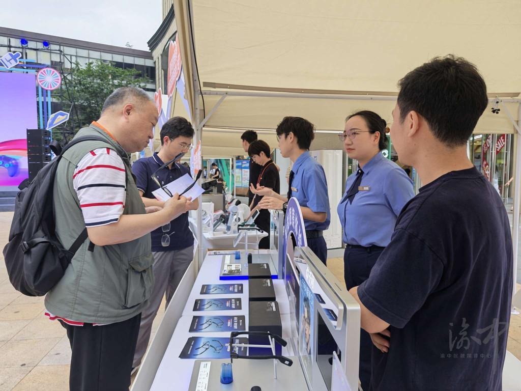 市民在企业展区挑选商品。2.jpg