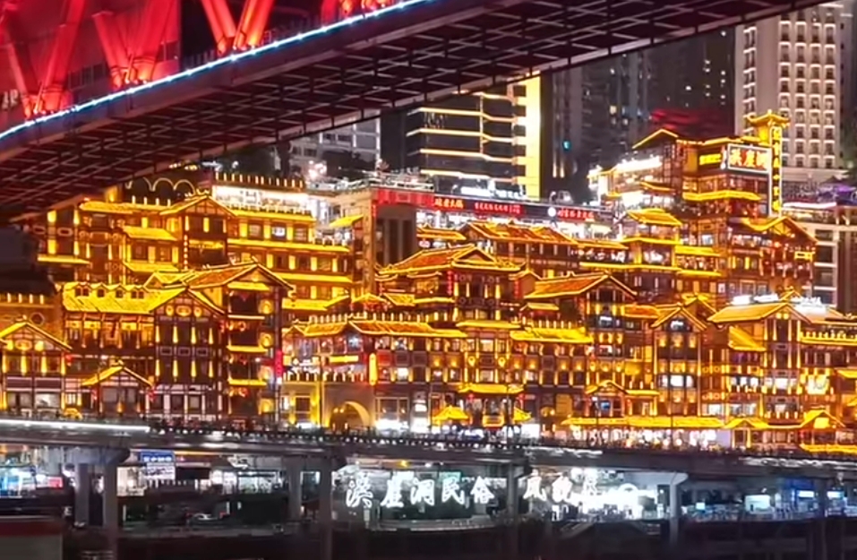 走走千厮门大桥，坐一次两江游轮，感受重庆的灯火辉煌。