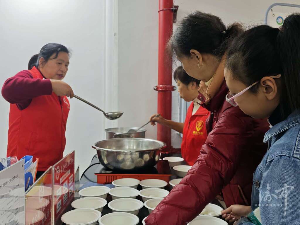 国际村社区:弘扬雷锋精神 情暖元宵佳节.jpg